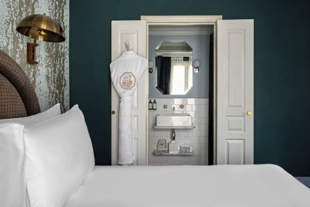 Premium bedding, pillow-top beds, minibar, in-room safe