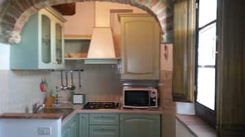 Réfrigérateur, micro-ondes, plaque de cuisson, cafetiÚre/bouilloire