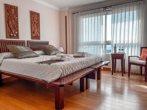 Habitación doble superior, vistas al mar (Room Sayan) | Ropa de cama de alta calidad, edredones de plumas, minibar y caja fuerte
