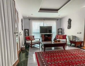 Suite Présidentielle, terrasse, vue mer (Mandara) | Coin séjour | Télévision de 40 pouces avec chaînes numériques