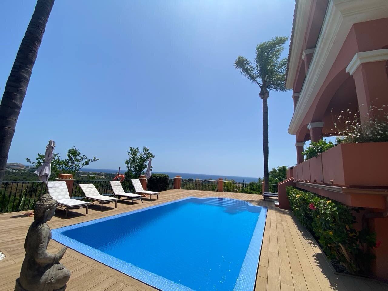 Piscina externa, guarda-sóis, espreguiçadeiras