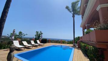Piscina externa, guarda-sóis, espreguiçadeiras