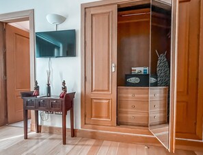 Superior Double Room, Sea View (Room Sayan) | Wardrobe