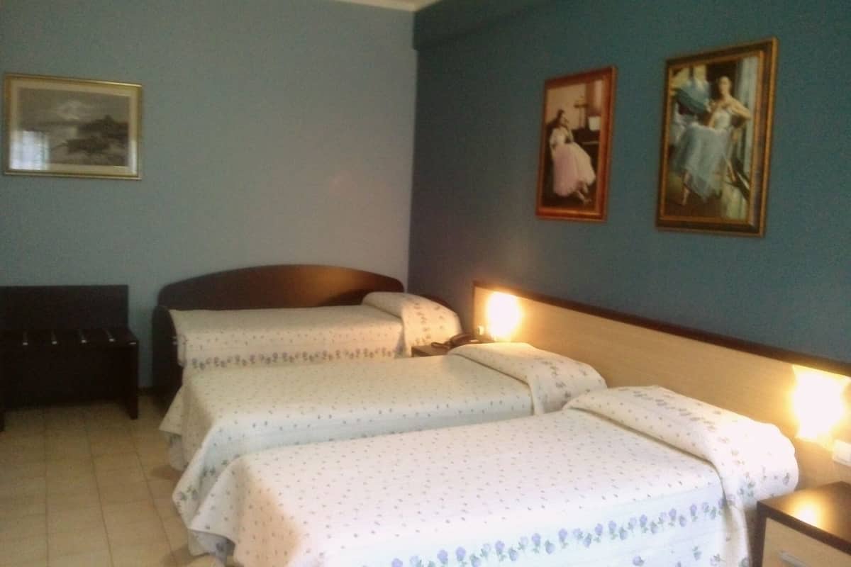 Triple Room | In-room safe, desk, soundproofing, rollaway beds