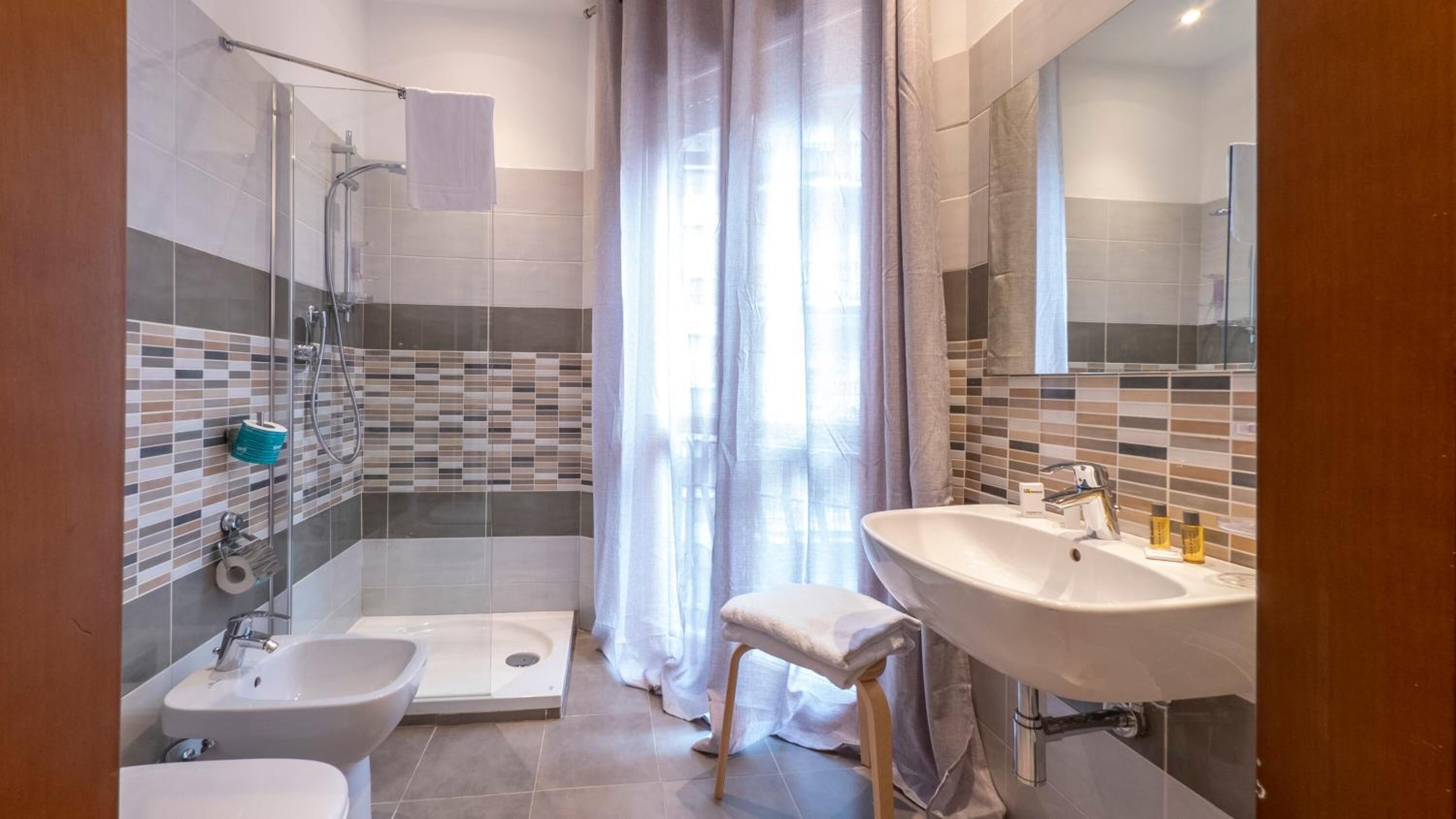 Douche, sèche-cheveux, serviettes fournies