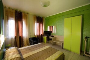 Cofres nos quartos, escrivaninha, quartos à prova de som