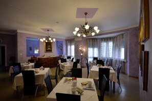 Café da manhã com buffet todos os dias (EUR 5.00 por pessoa) 