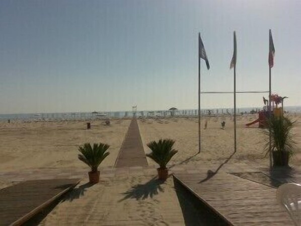 Napozóágyak, napernyők és strandlepedők