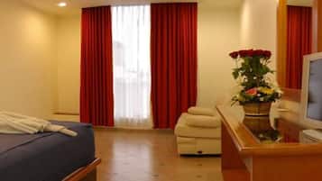 Standard Room | Premium bedding, pillowtop beds, in-room safe, individually furnished