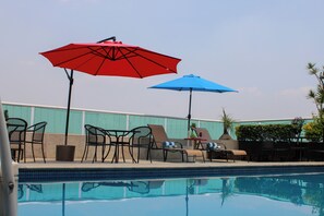 Outdoor pool, pool umbrellas - Hotel GS Cuernavaca (Cuernavaca)