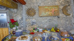 Un bufé de desayuno con diversas opciones de comida y una pared decorativa.