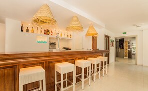 Poolside bar - Flacalco Hotel & Apartments (Capdepera)