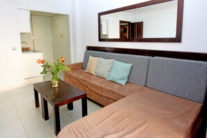 Desk, blackout curtains, soundproofing, iron/ironing board - Flacalco Hotel & Apartments (Capdepera)