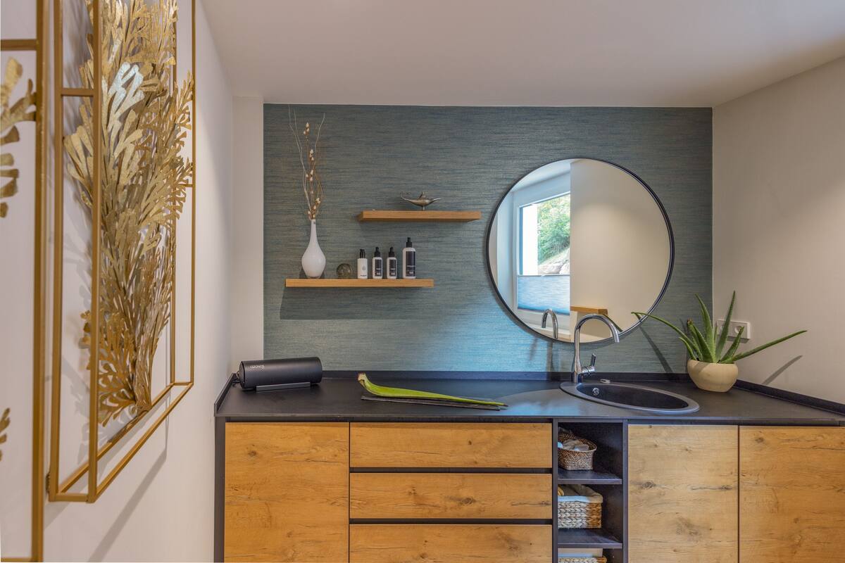 sauna, steam room, body wraps, body scrubs, facials