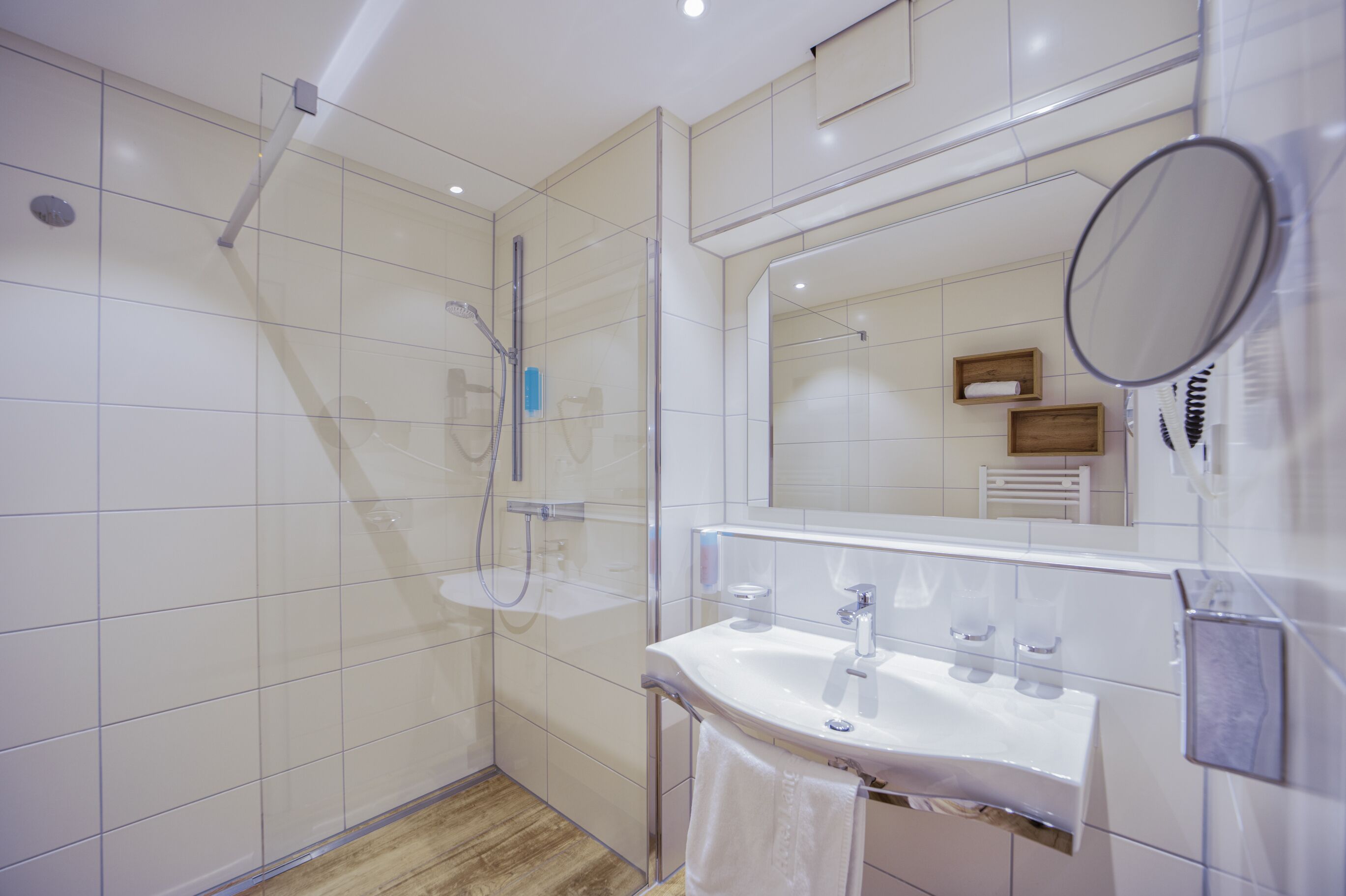 comfort double room, balcony, lake view (seeseite) | bathroom | shower, towels