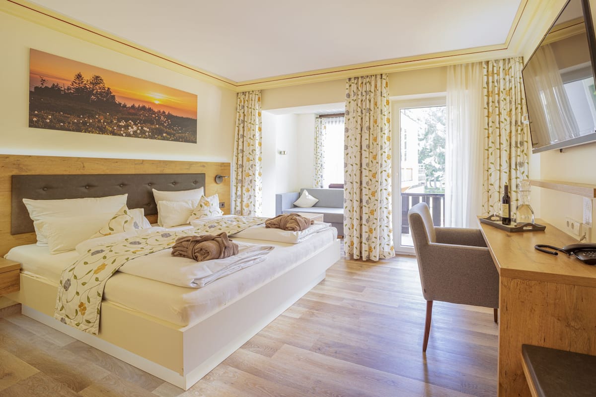 standard double room, balcony, lake view (seeseite) | 1 bedroom, in-room safe, free wifi, bed sheets