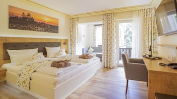 Standard Tek Büyük Yataklı Oda, Balkon, Göl Manzaralı (Seeseite) | Odada kasa, ücretsiz kablosuz İnternet, çarşaf takımı