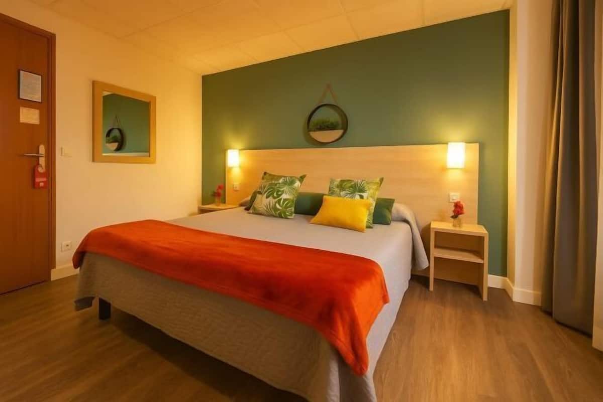 Premium bedding, desk, blackout drapes, soundproofing