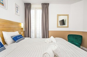 Habitación estándar con 1 cama doble o 2 individuales | Ropa de cama de alta calidad, escritorio, cortinas opacas