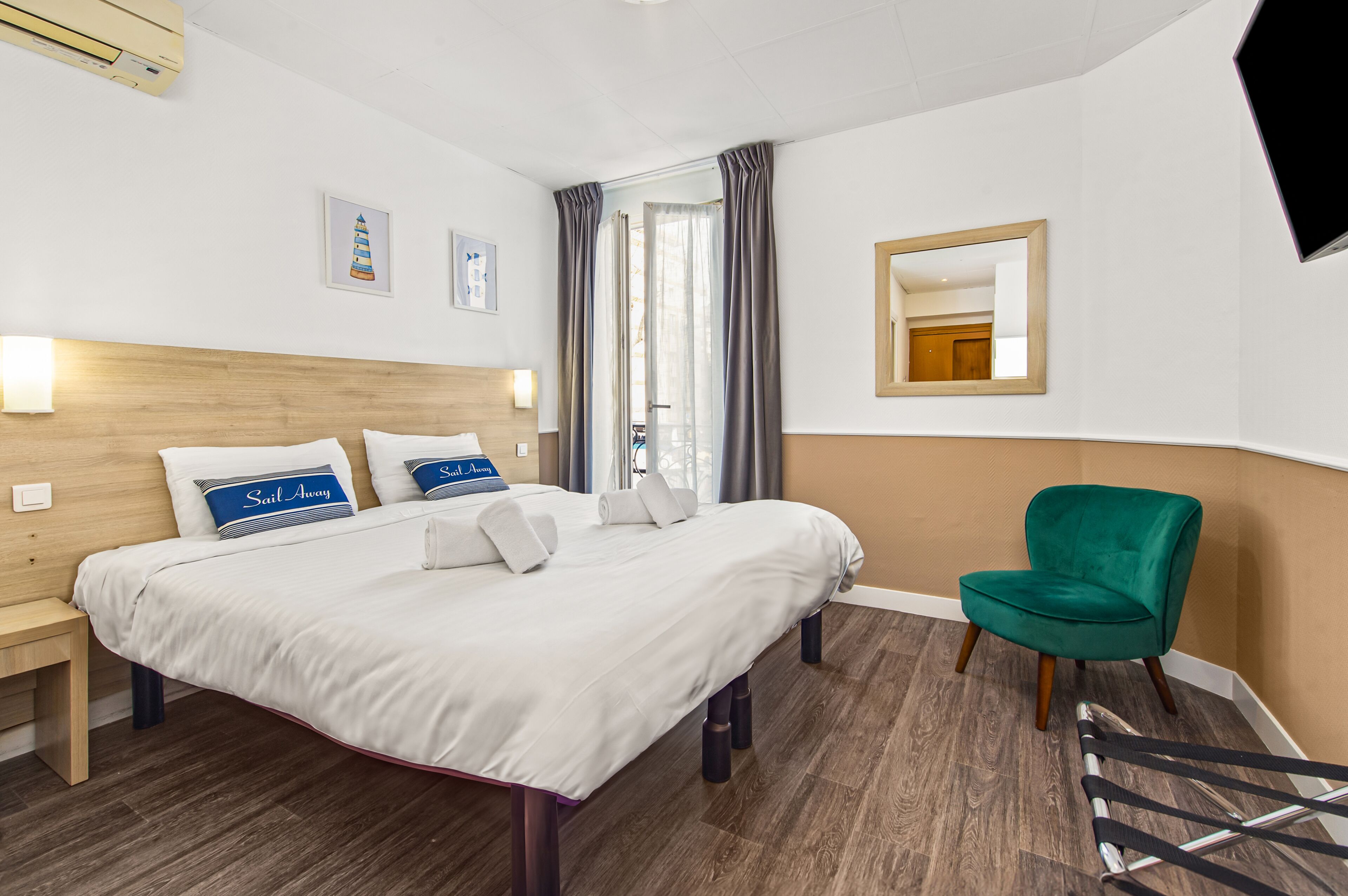 Dobbelt- eller tomannsrom – standard | Sengetøy av topp kvalitet, skrivebord, blendingsgardiner og lydisolert