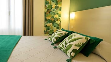 Standard-Doppel- oder -Zweibettzimmer | Hochwertige Bettwaren, Schreibtisch, Verdunkelungsvorhänge