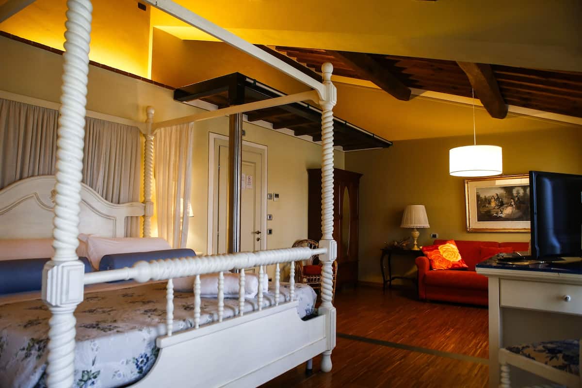Suite, 1 Double Bed, Vineyard View | 1 bedroom, in-room safe, individually furnished, desk