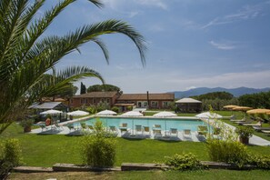 Een seizoensgebonden buitenzwembad en parasols bij het zwembad