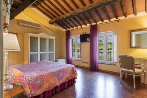 Suite, 1 letto matrimoniale, idromassaggio, vista piscina | Una cassaforte in camera, con arredamento individuale, una scrivania
