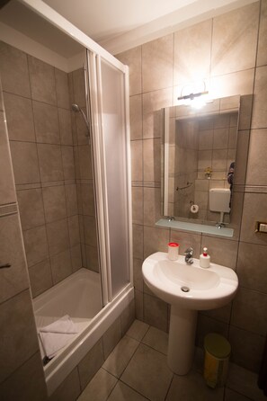 Quadruple Room | Bathroom amenities | Shower, free toiletries, hair dryer, towels - Promenade (Florence)