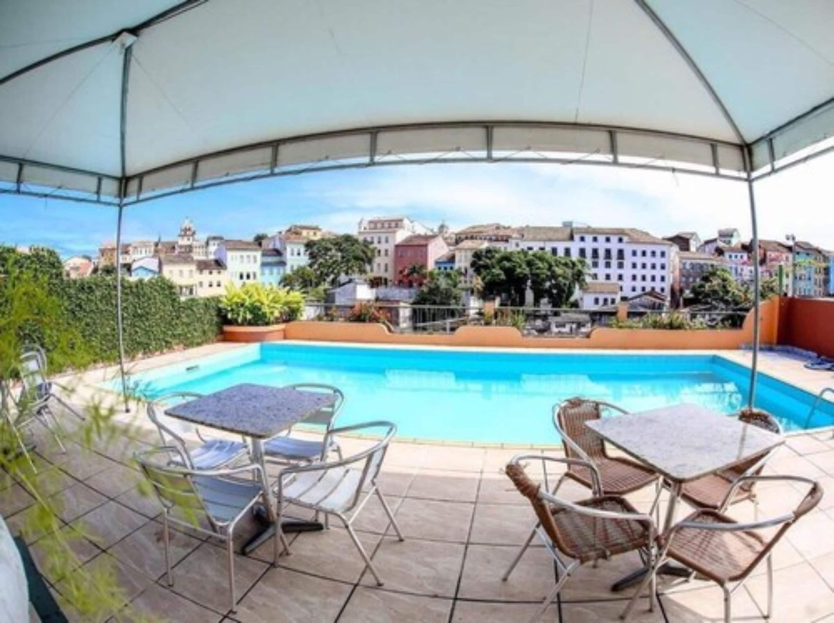 Piscina externa, guarda-sóis, espreguiçadeiras