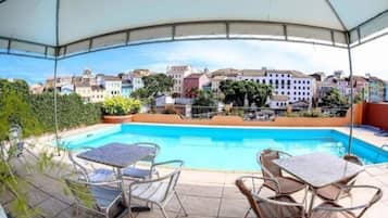 Piscina externa, guarda-sóis, espreguiçadeiras