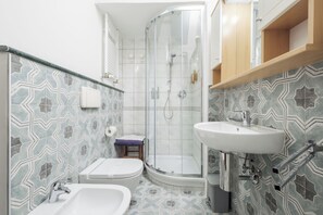 Room with Double bed or 2 Single beds (Afrodite) | Bagno | Doccia, set di cortesia gratuito, asciugacapelli, accappatoio