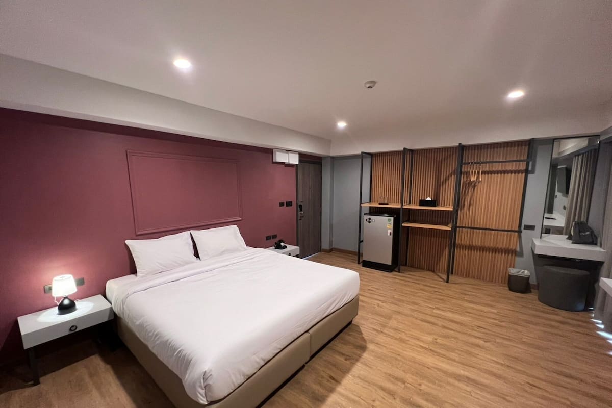 Habitación estándar, 1 cama de matrimonio grande | Minibar, caja fuerte, escritorio y cortinas opacas