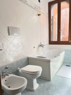 Apartament panoràmic, 2 dormitoris, edifici annex | Bany | Articles de tocador gratuïts, assecador de cabells, bidet i tovalloles 