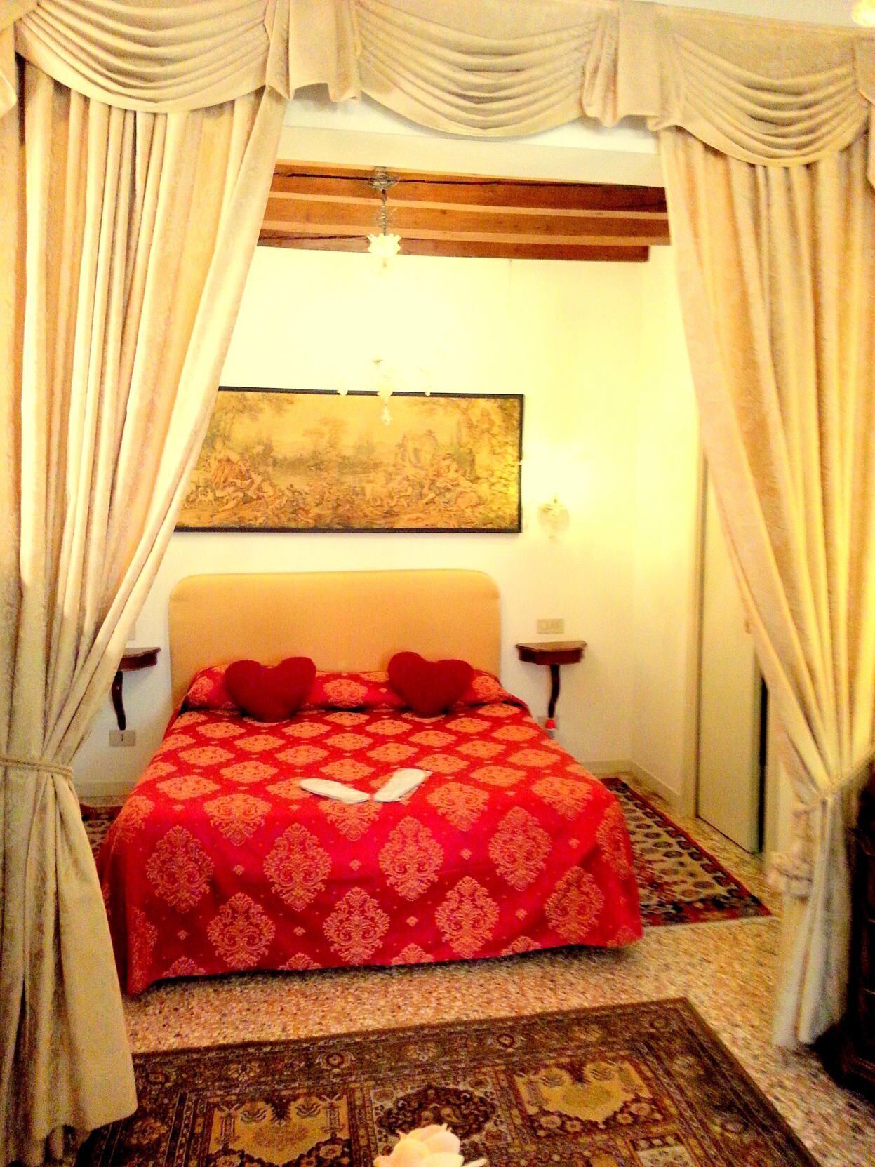 Hypo-allergenic bedding, down comforters, in-room safe, soundproofing