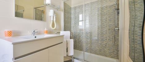 Chambre avec lits jumeaux, salle de bain privée | Salle de bain