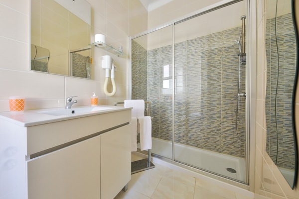 Twin Room, Private Bathroom | Bathroom