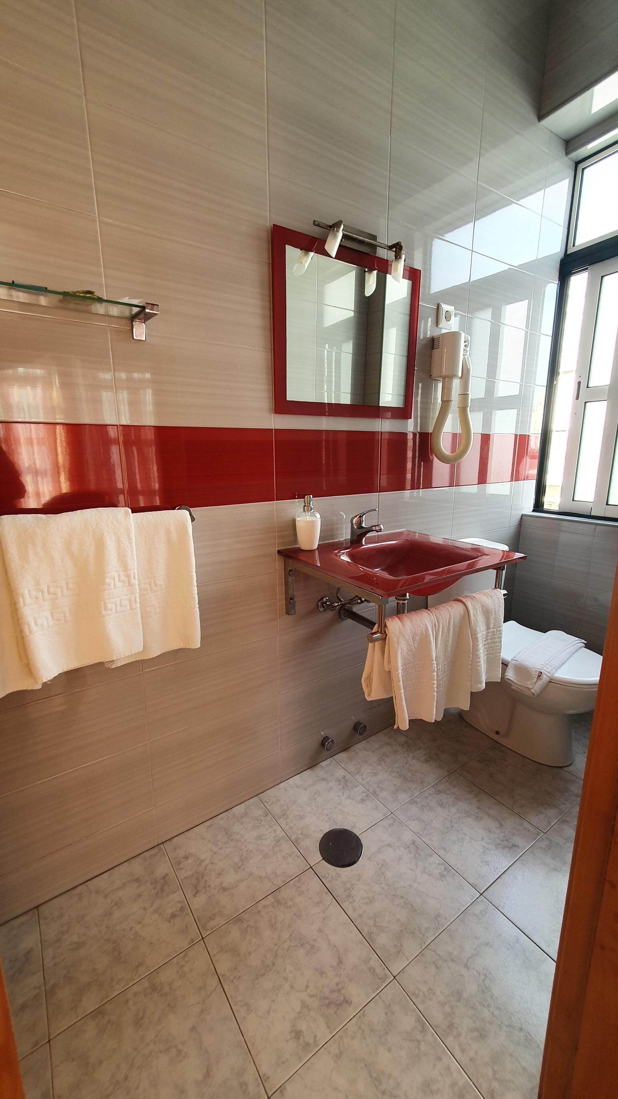 triple room, private bathroom | bathroom