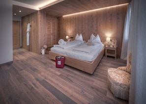Classic-Doppel- oder -Zweibettzimmer | Daunenbettdecken, Minibar, Zimmersafe, individuell dekoriert