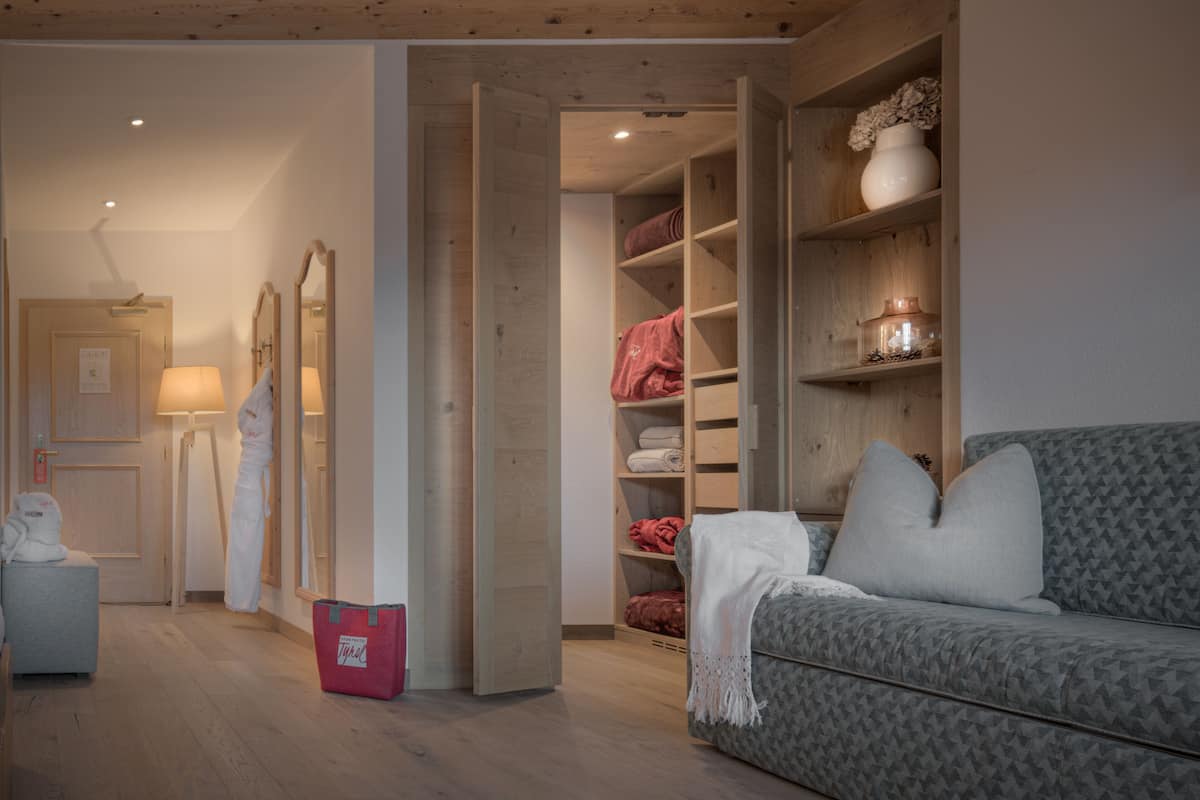 Habitación familiar | Edredón, minibar y caja de seguridad en la habitación
