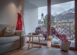 Superior-Doppel- oder -Zweibettzimmer, Bergblick | Badezimmer | Dusche, kostenlose Toilettenartikel, Haartrockner, Bademäntel