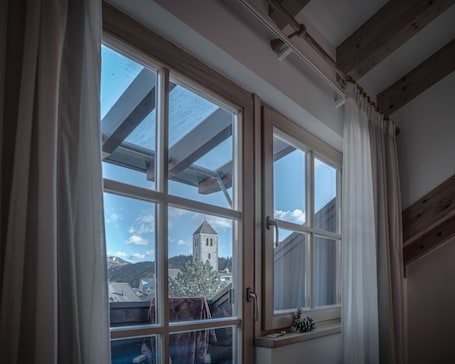 Cubrecamas, minibar y caja de seguridad en la habitación