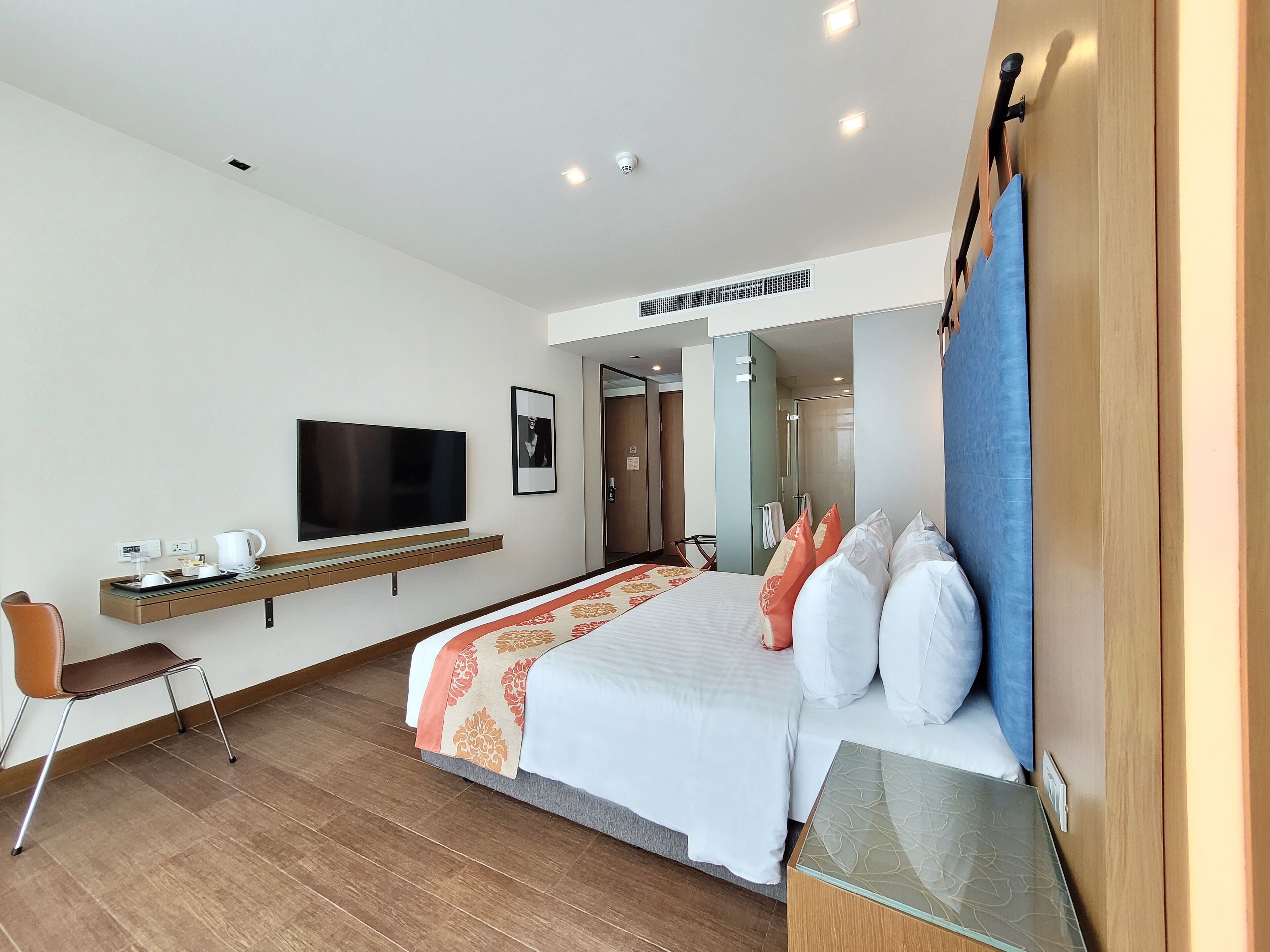 saffron premier king | premium bedding, minibar, in-room safe, desk