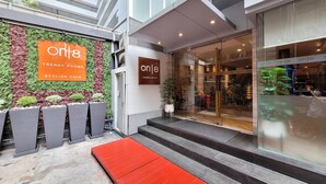 Un edificio moderno con un letrero que dice 'on8 trendy rooms stylish cafe'.