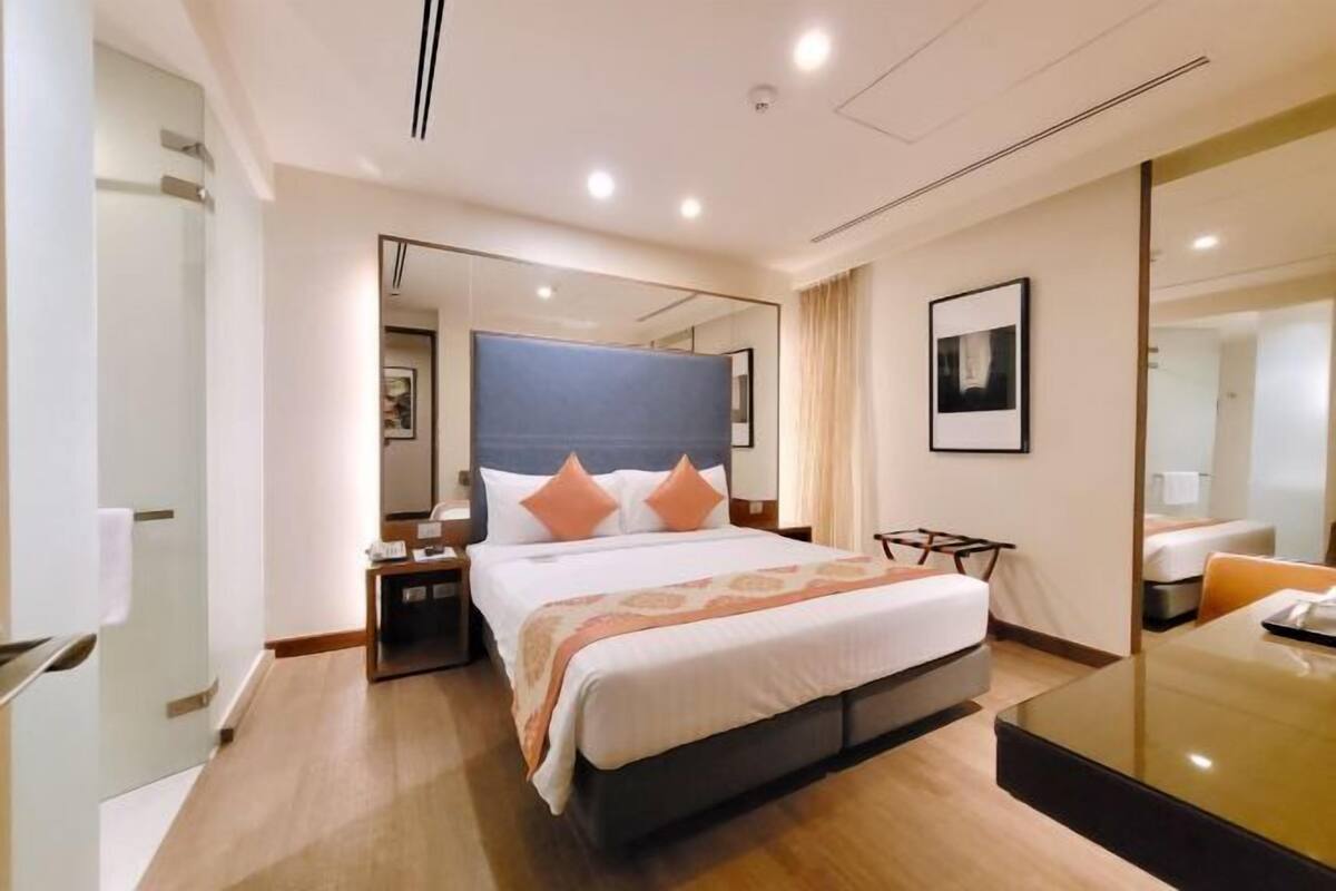 Premium bedding, in-room safe, desk, laptop workspace