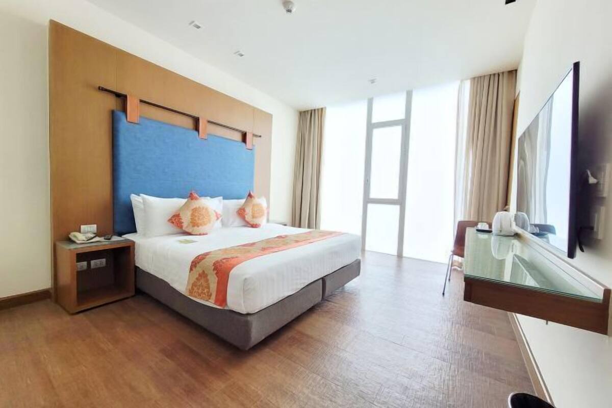 Premium bedding, in-room safe, desk, laptop workspace