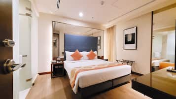 Amber Deluxe Room | Peralatan tempat tidur premium, bar mini, peti besi dalam bilik, meja