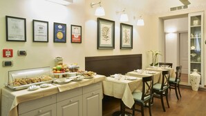 朝食 (ビュッフェ)、毎日提供 (有料)