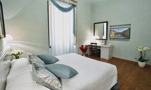 Quadruple Room | Minibar, in-room safe, desk, free cribs/infant beds - La Signoria di Firenze (Florence)