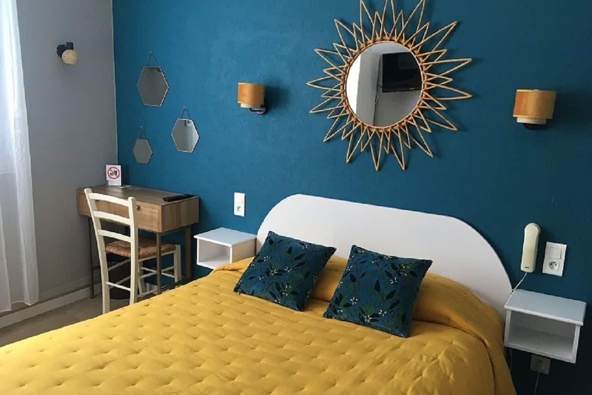 classic double room | desk, soundproofing, iron/ironing board, free cots/infant beds